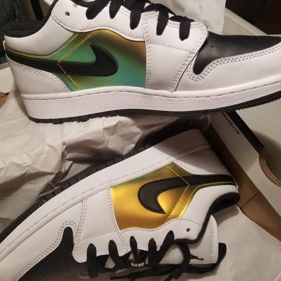 Air Jordan 1 Low Metallic (GS) - Picture 2 of 8